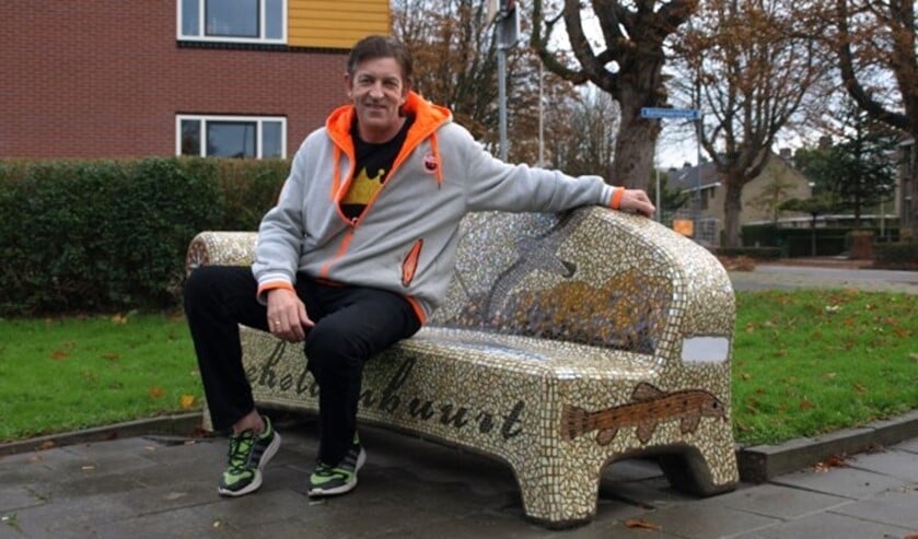 Henk Klos, feestzanger van het Nederlandstalige lied op de SocialSofa Zeeheldenbuurt.
