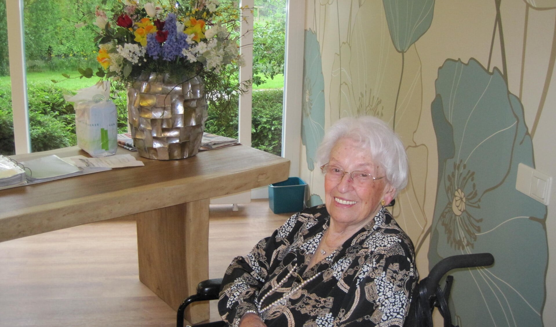De 104-jarige mevrouw W. Mooi-Verkijk uit Leidschendam (foto: Winny Mooi).