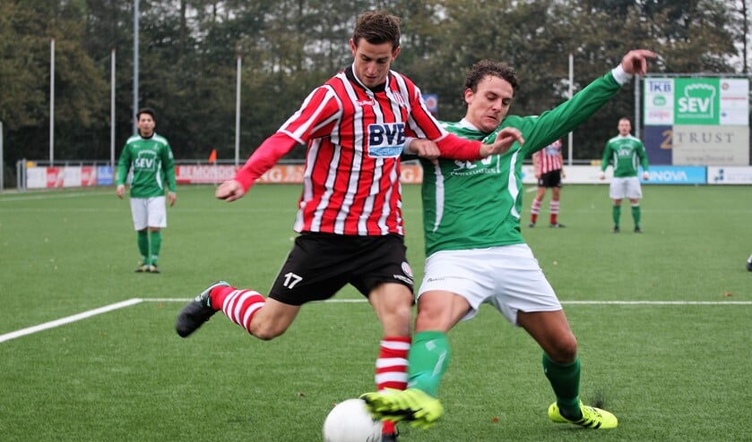 De (op papier) aanvaller Milan van der Veer (SEV) moest flink meeverdedigen (foto: AW).