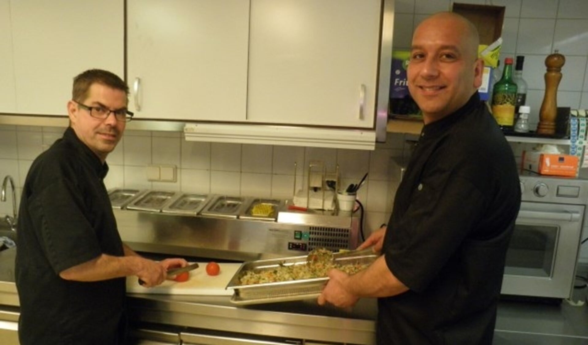 De chef-koks André Zappeij (links) van wijkrestaurant Meerzicht en Ruud van Ginkel van wijkrestaurant De Leyens. Foto Kees van Rongen