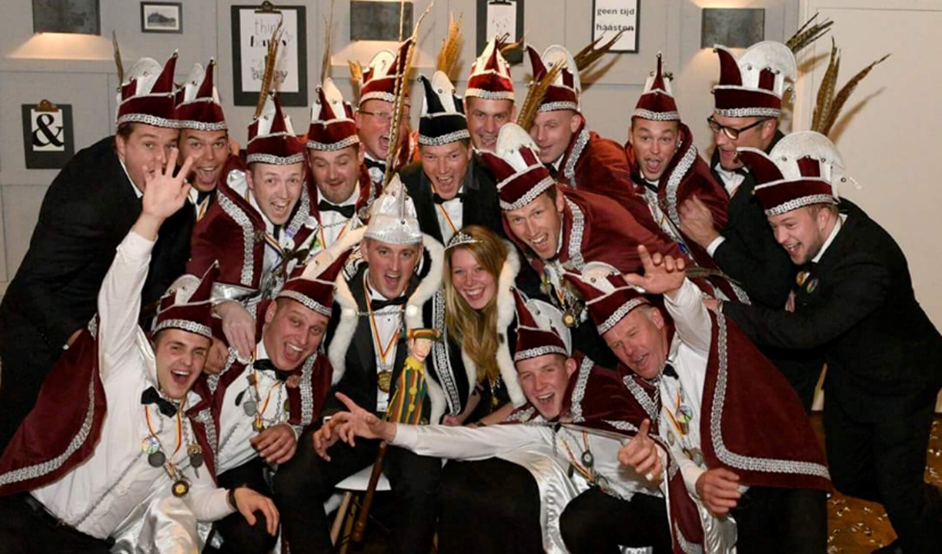 De Raad van Elf van de Gaanders met in hun midden Prins Bas (Soonius) en page Mandy Overdevest (foto: PR).