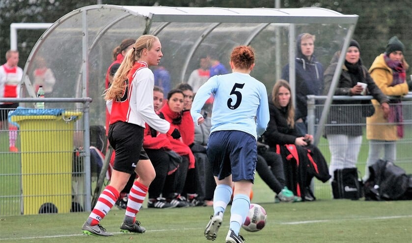 Van de zeer actieve Romy van der Helm (RKAVV) ging veel dreiging uit (foto: AW).
