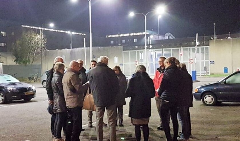 Voor de Zoetermeerse gevangenis wordt een wake gehouden voor twee Rwandese gedetineerden. (Foto: Robbert Roos)
