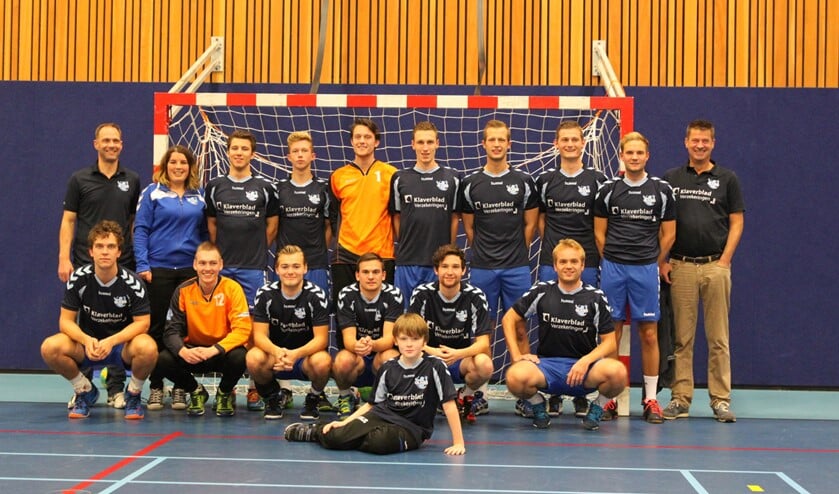 Heren 1 in de nieuwe warmloopshirts van sponsor Het Klaverblad Verzekeringen (foto Mieke van Veen)
