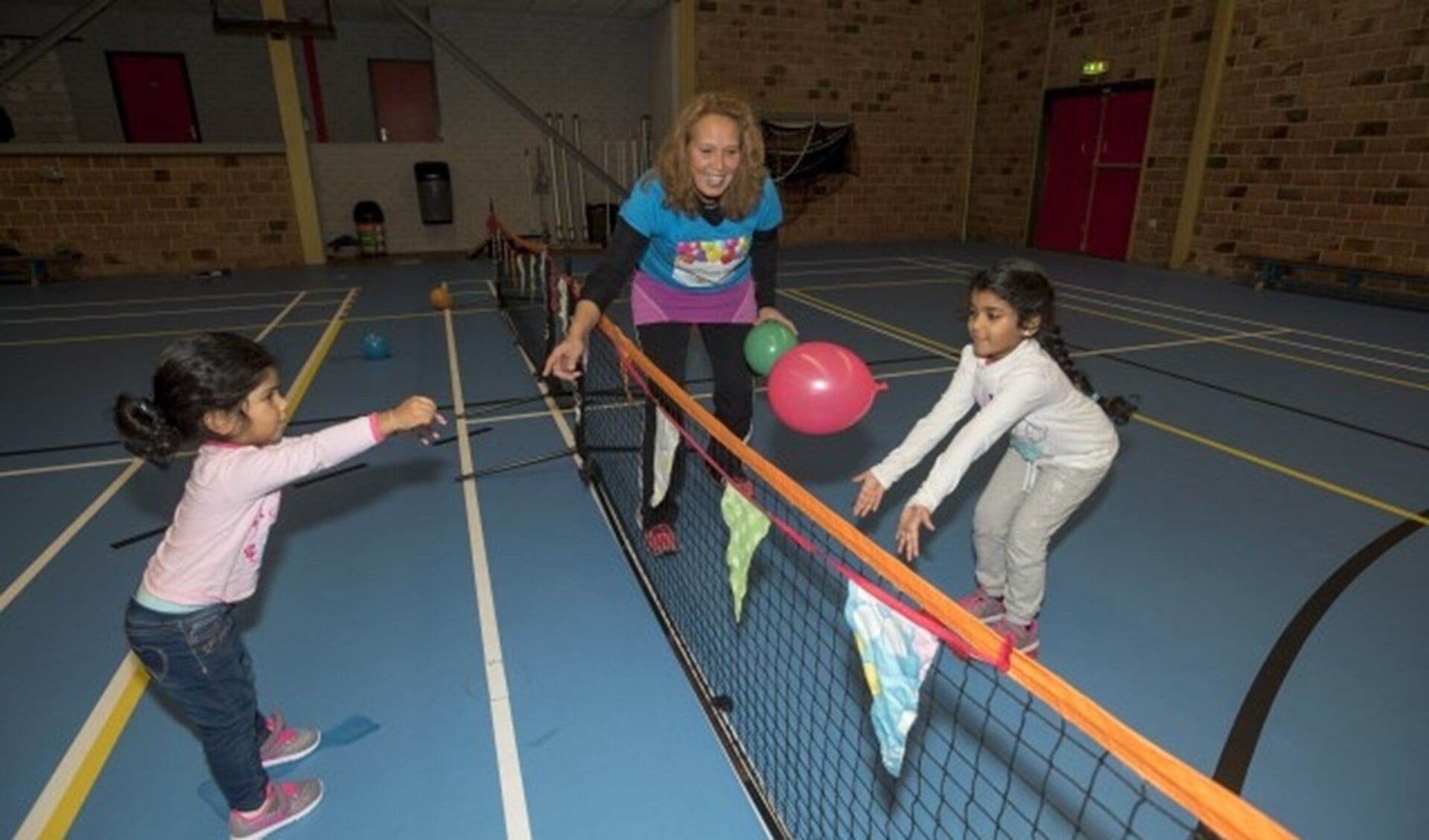 Kinderen leren de eerste beginselen van tennis met een ballon. (Foto: Ronald Stam)