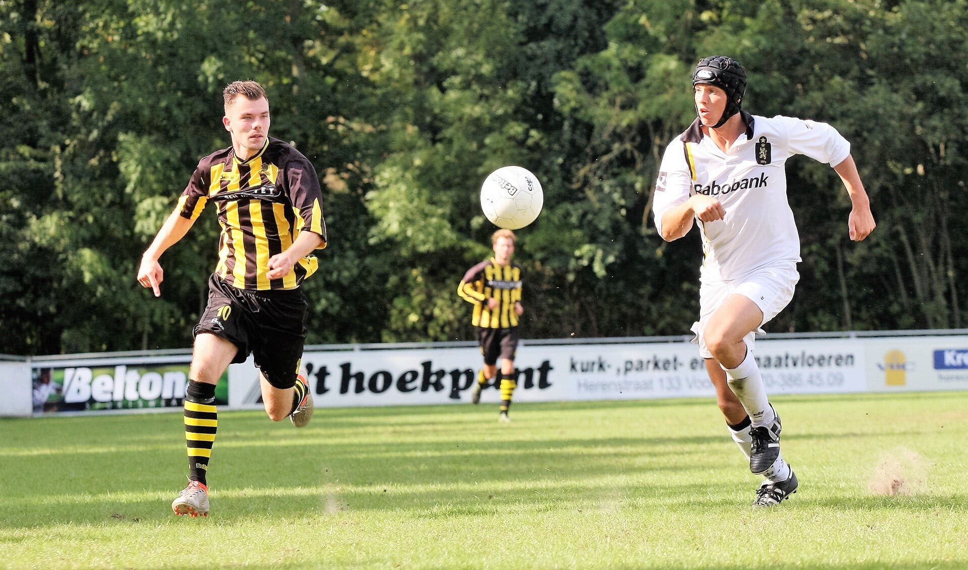 Dennis van der Poel (Wilhelmus), links op de foto, is nog niet wedstrijdfit maar scoorde wel (archieffoto: AW).
