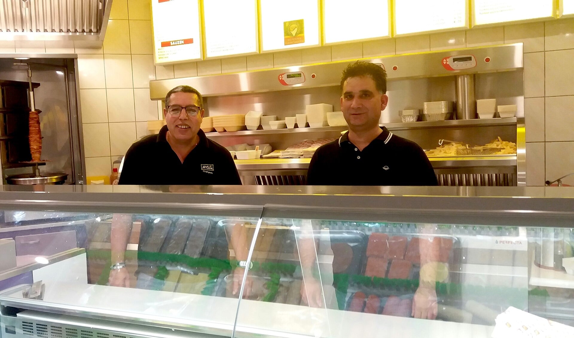 Mustafa en Farid van Big Snack Stuut achter de toonbank in de vernieuwde snackbar (foto: PR).