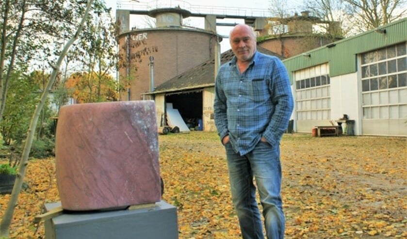 Kunstenaar Robert Verhaaf is niet van plan om te vertrekken. (Foto: Robbert Roos)