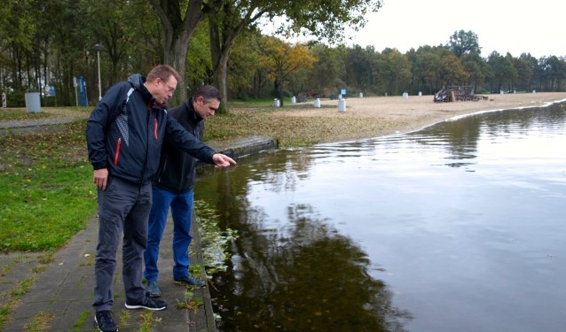 Hendrik Baas en Reinier Gillissen bekijken het leven in en de waterkwaliteit van de Zoetermeerse Plas. Foto Simone Langeveld.