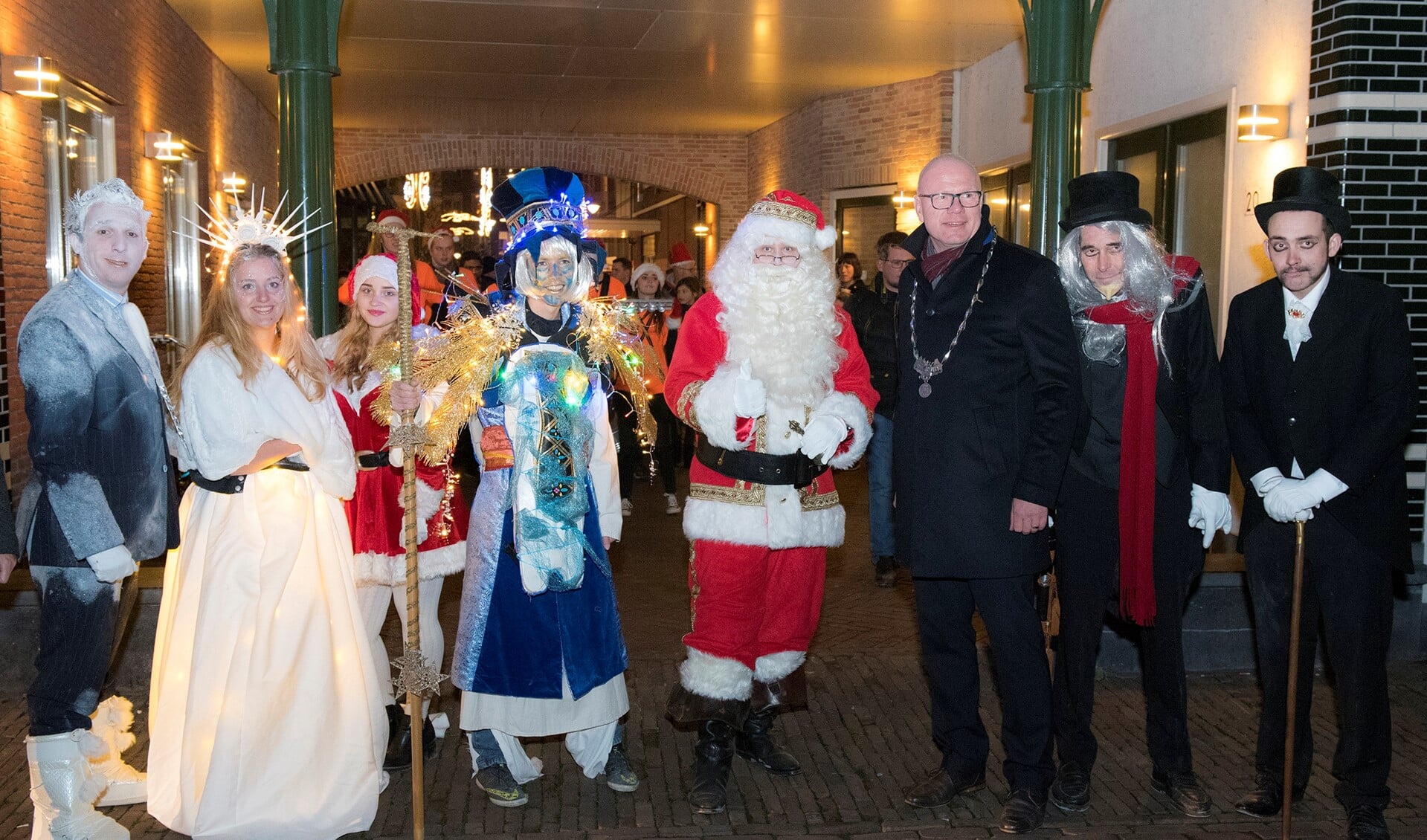 Naast de burgemeester en de Kerstman, gaven ook allerlei andere bekend kerstfiguren acte de presence (foto: Michel Groen).