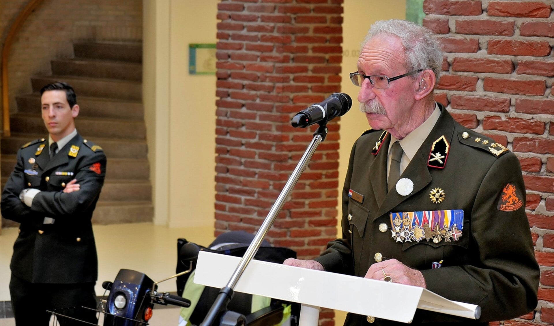 Ted Meines tijdens een toespraak in Leidschendam op Veteranendag 2015 (foto: Ot Douwes).