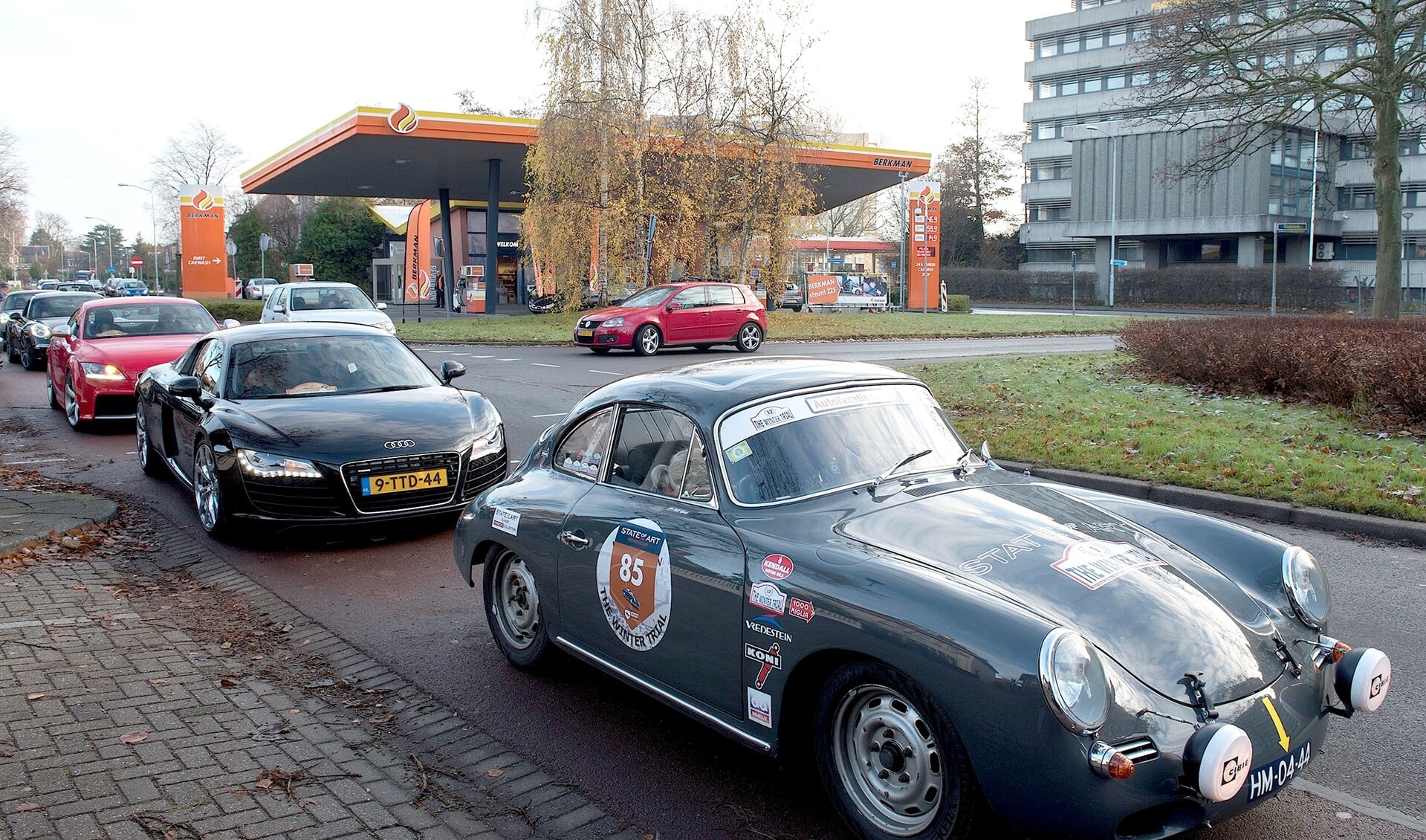 De rally passeerde tankstation Berkman in Voorburg (foto: Michel Groen).