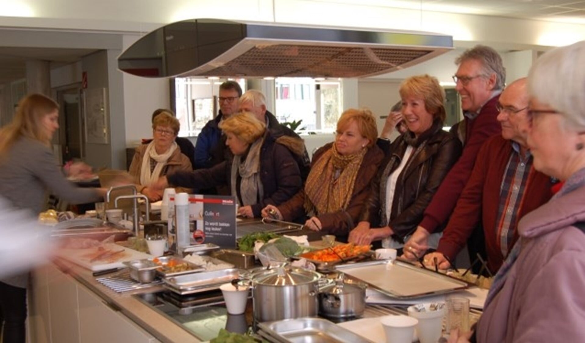 Chefs geven een demonstratie in de keuken van Koolschijn.