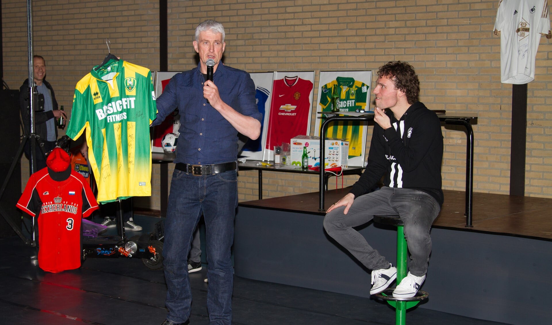 Het ADO Den Haag shirt van Tom Beugelsdijk wordt voor €600,- verkocht tijdens de veiling (foto: PR SEV/Rik Driessen).