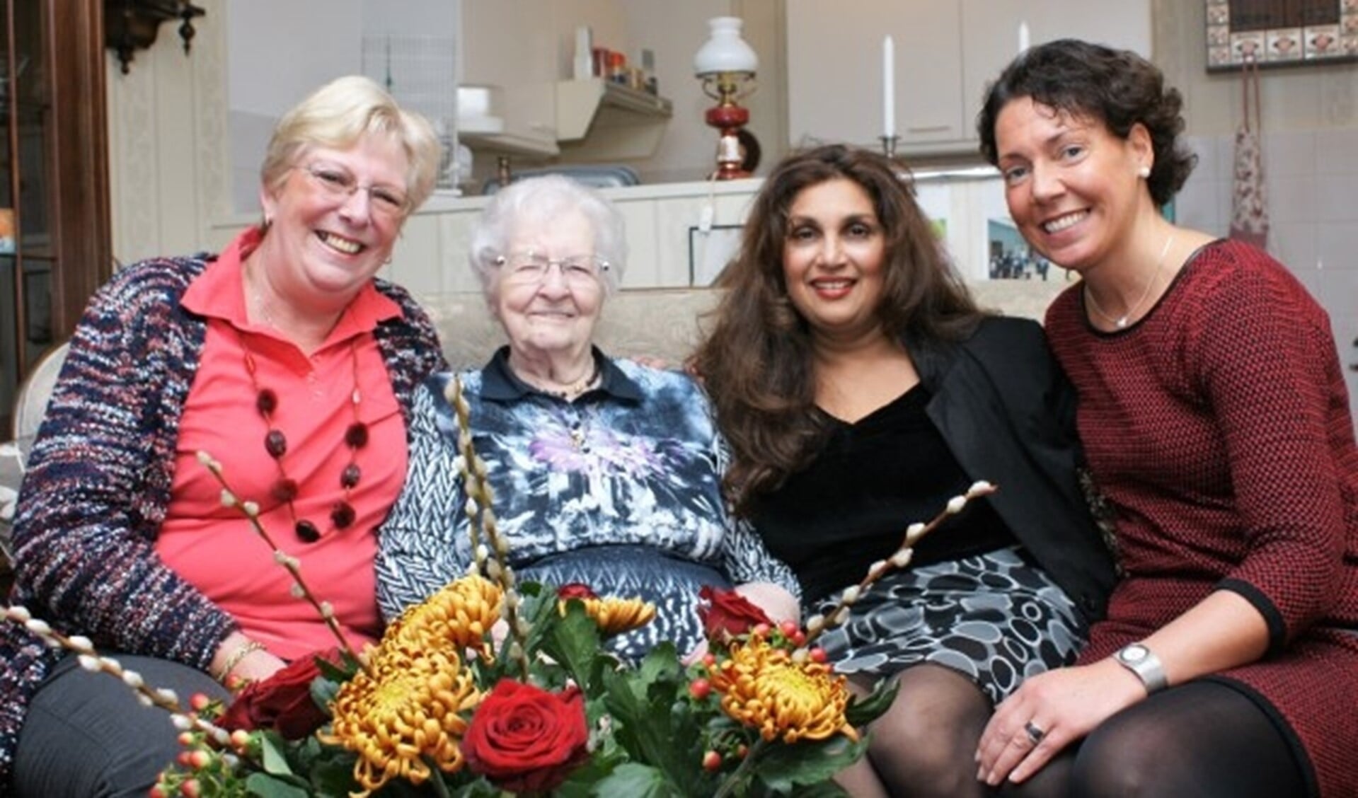 Corriëtte (r) met mevrouw Van Weelie en haar verzorgsters. (Foto: Robbert Roos)