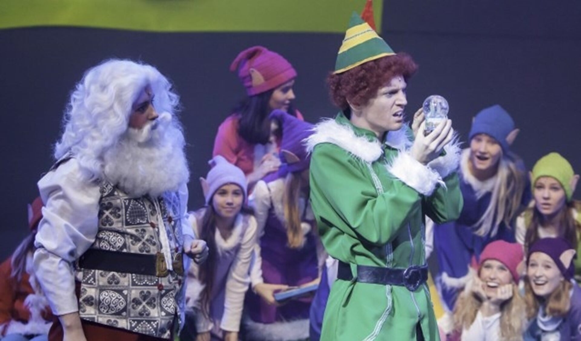 Ties Brunt als Buddy de Elf (rechts) in de vrolijke kerstmusical Elf (Foto Wim Soutendijk)