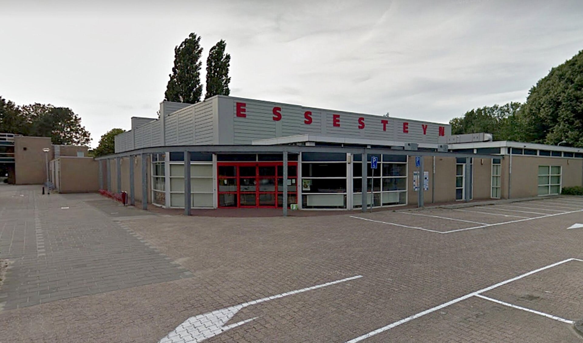  Er zijn veel klachten over het onderhoud aan de sporthallen Essesteijn (foto) en Forum Kwadraat (foto: Google Streetview).