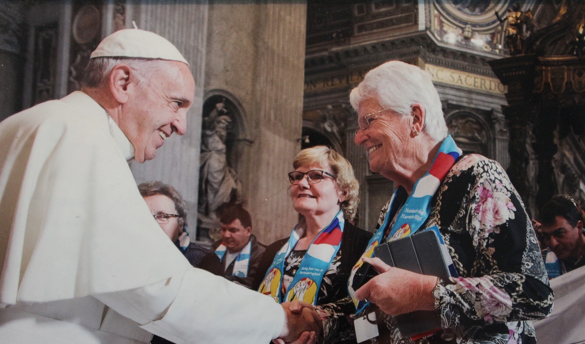 Mw. C. Hilgersom schudt Paus Franciscus de hand.