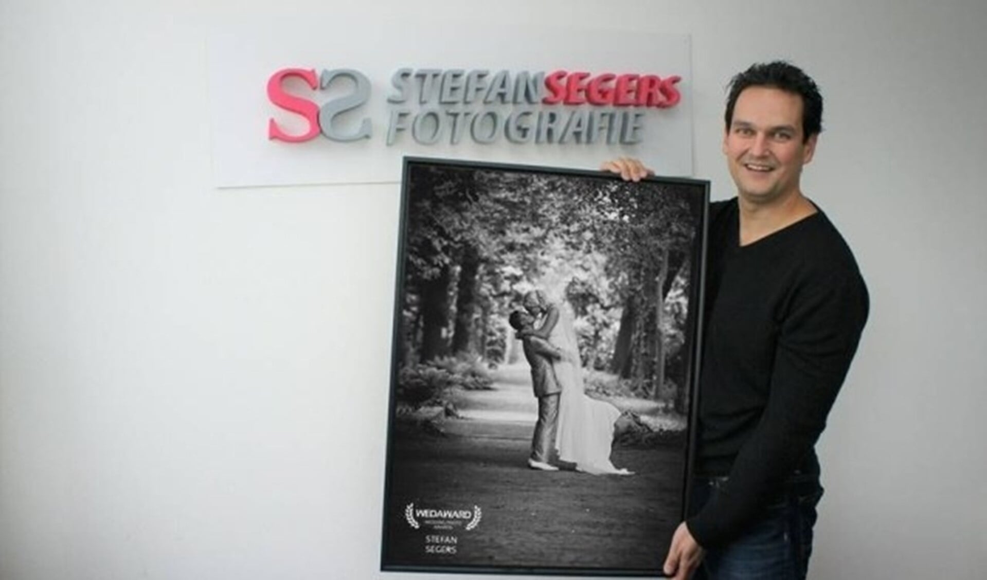 Stefan Segers met zijn winnende foto. (Foto: Robbert Roos)