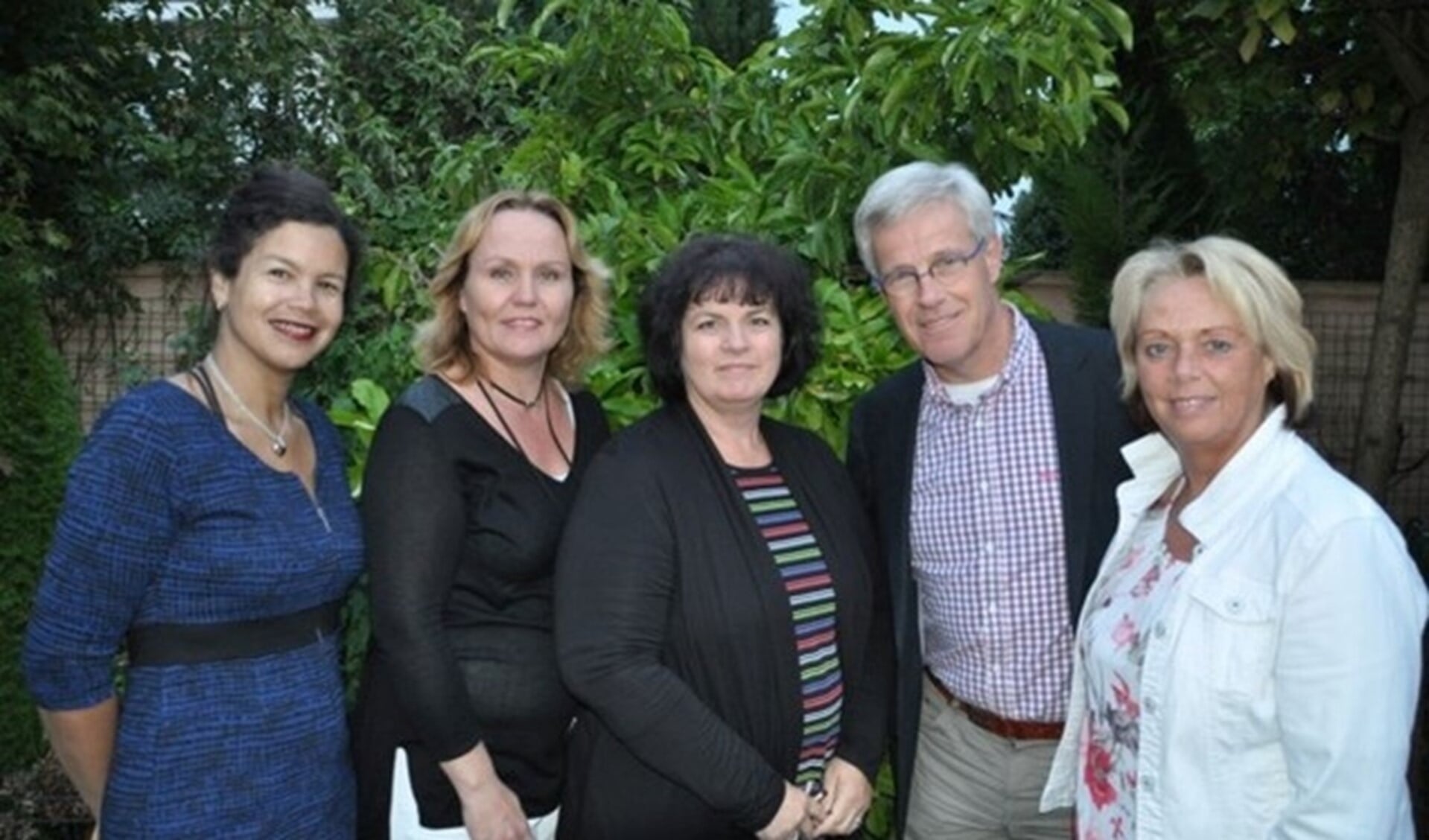 Anita (m) en Geert (R) en de andere bestuursleden van Stichting Wereld lichtjesdag Zoetermeer. (foto stichting WLD) (Foto: Robbert Roos)