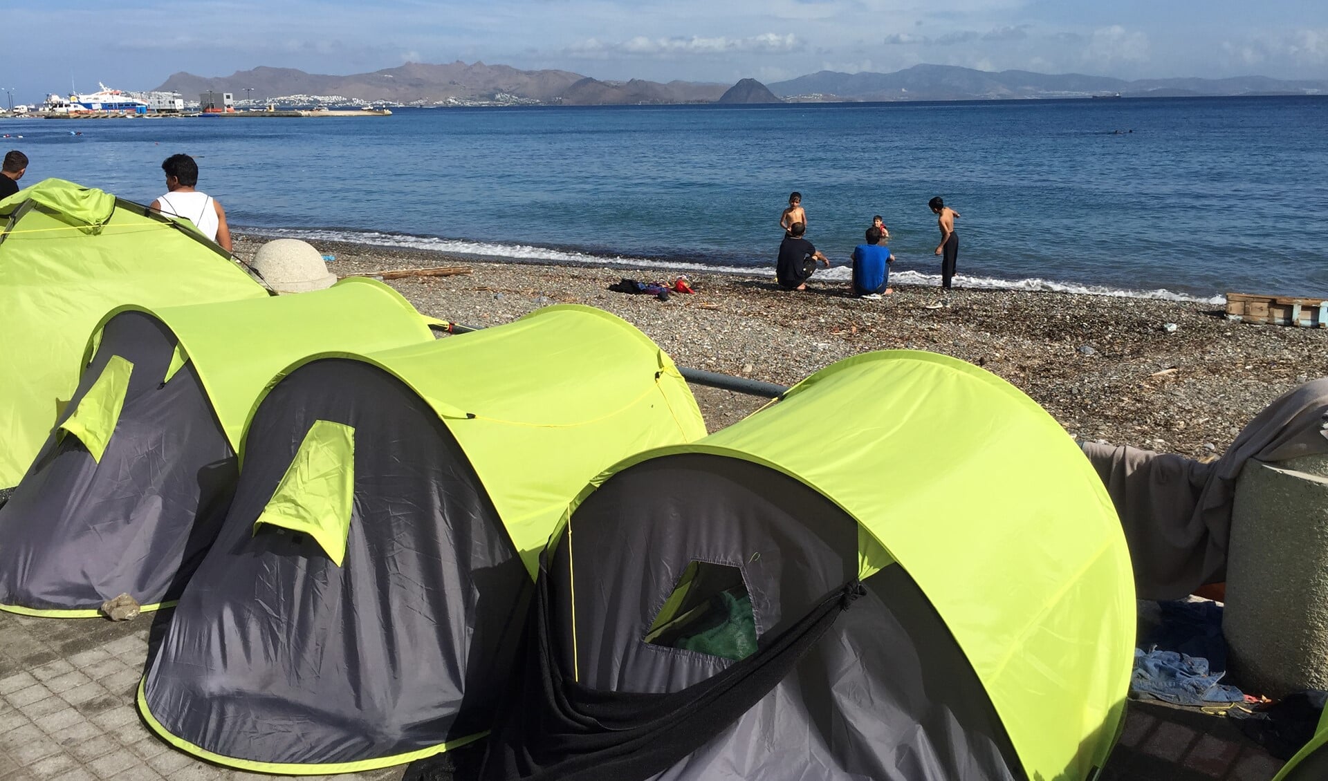 Dagelijks arriveren vluchtelingen in Europa. Ze bivakkeren vaak in tentjes langs de kustlijn. Foto: Martijn Mastenbroek (c)