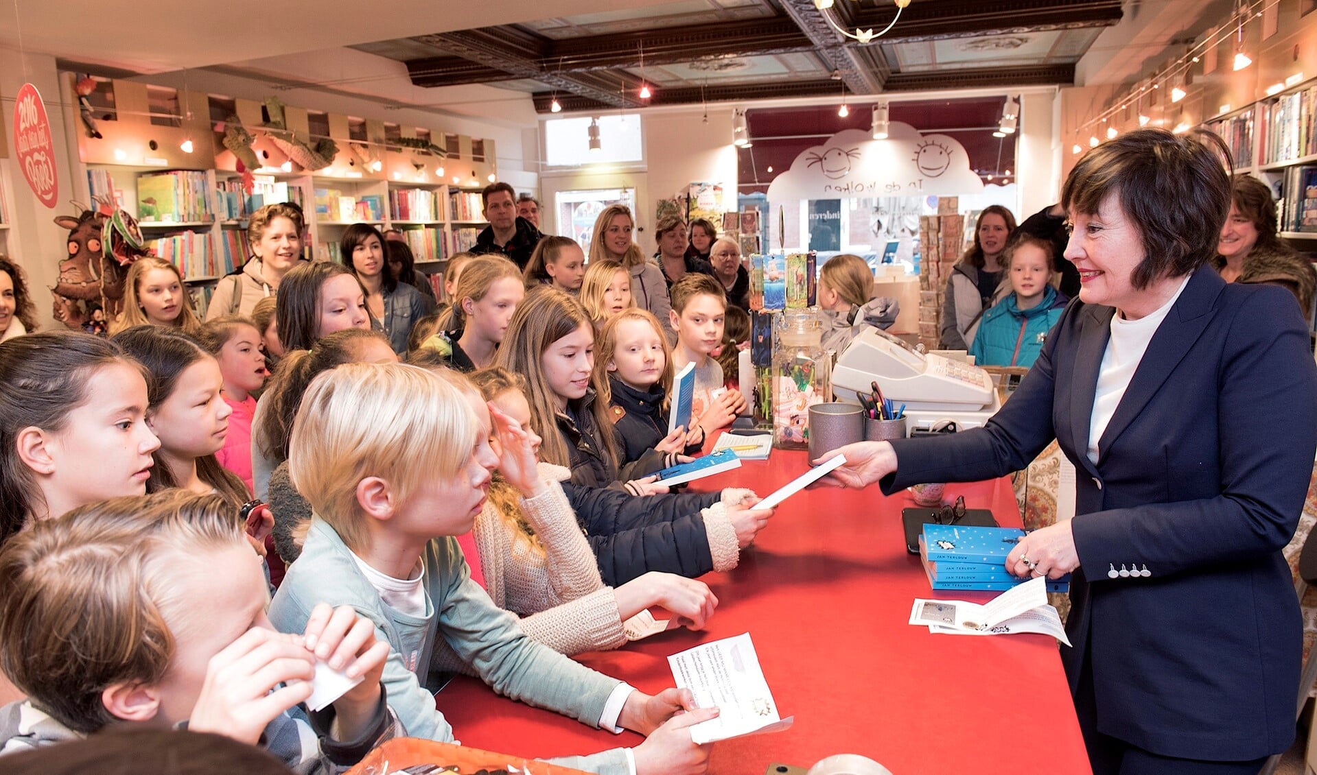  Wethouder Saskia Bruines overhandigde het boek aan de eerste kinderen (foto: Michel Groen).