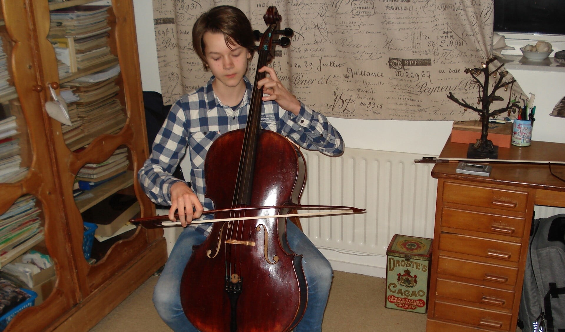 Reinier Wink is nog maar 13 jaar oud, maar speelt de sterren van de hemel op zijn cello (foto: Naomi Defoer).