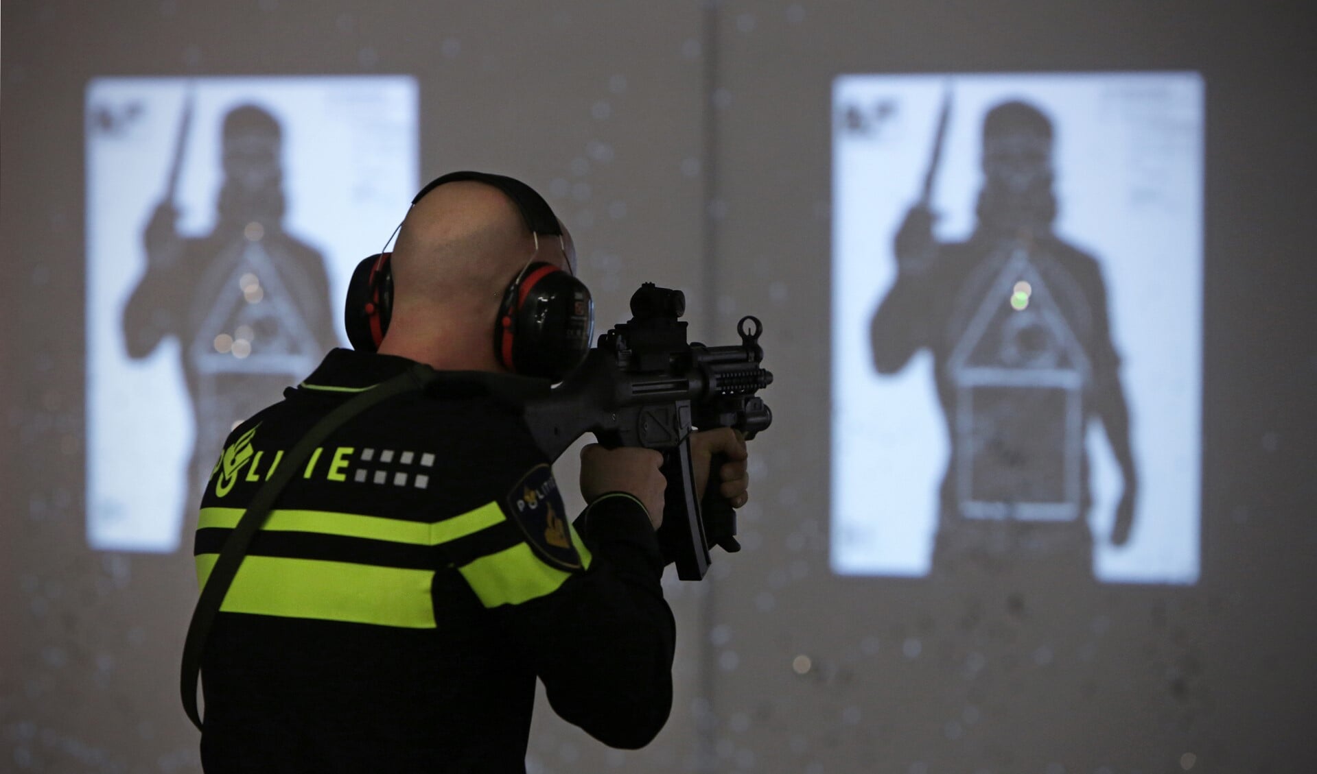 De politie leidt extra agenten op met machinegeweren. (Foto: politie.nl)
