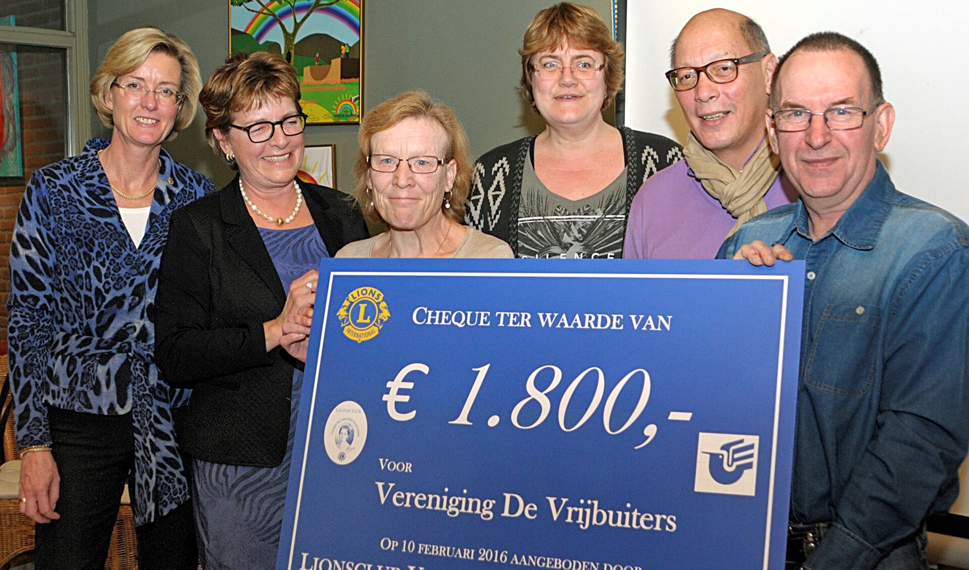 Uitreiking van de cheque aan De Vrijbuiters, met v.l.n.r. Evelyn Geest, Danielle Doon, Marian, Wilma, Jack en Adrie (foto: Michel Groen).