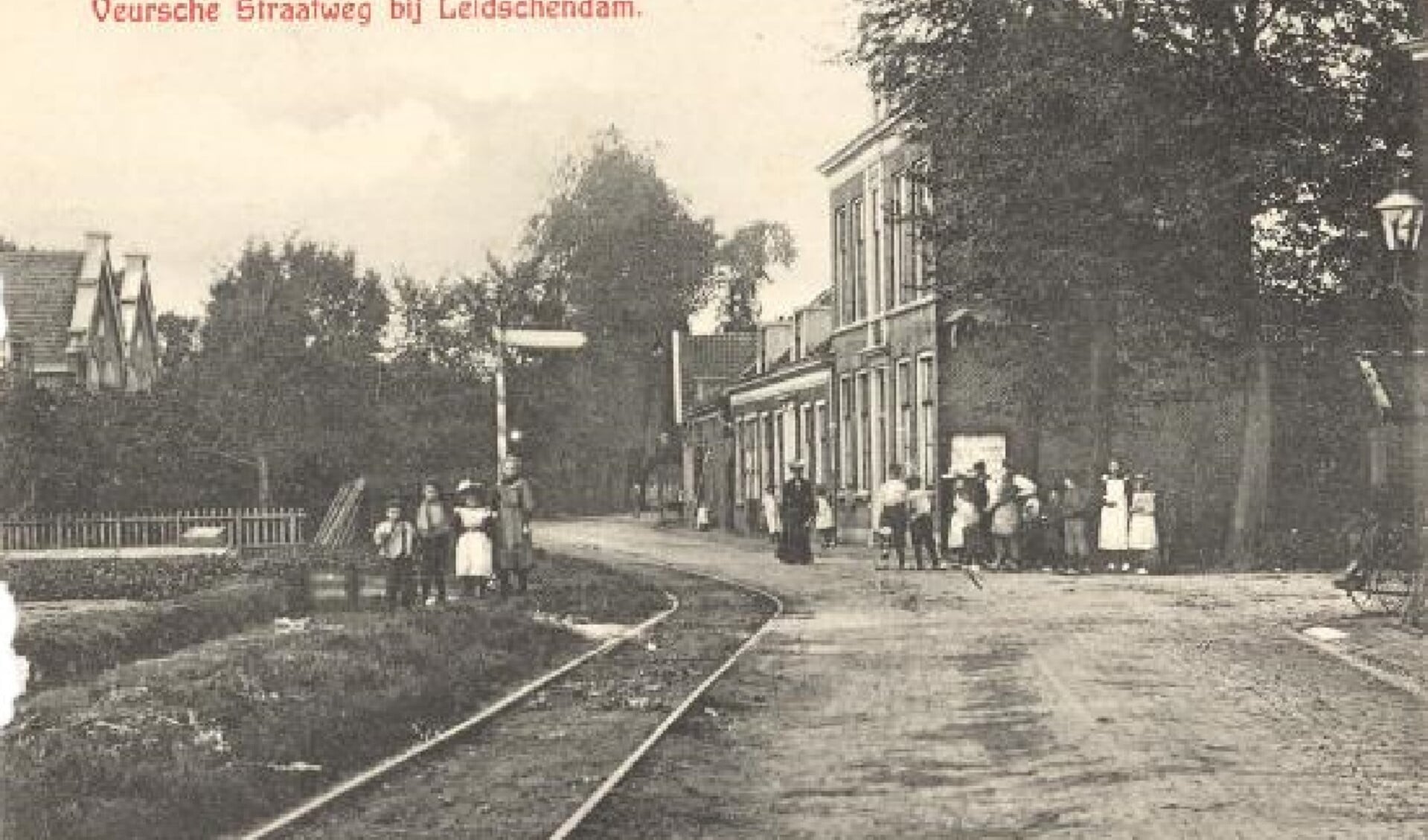 Damlaan met Veursestraatweg. School en gemeentehuis 1912.