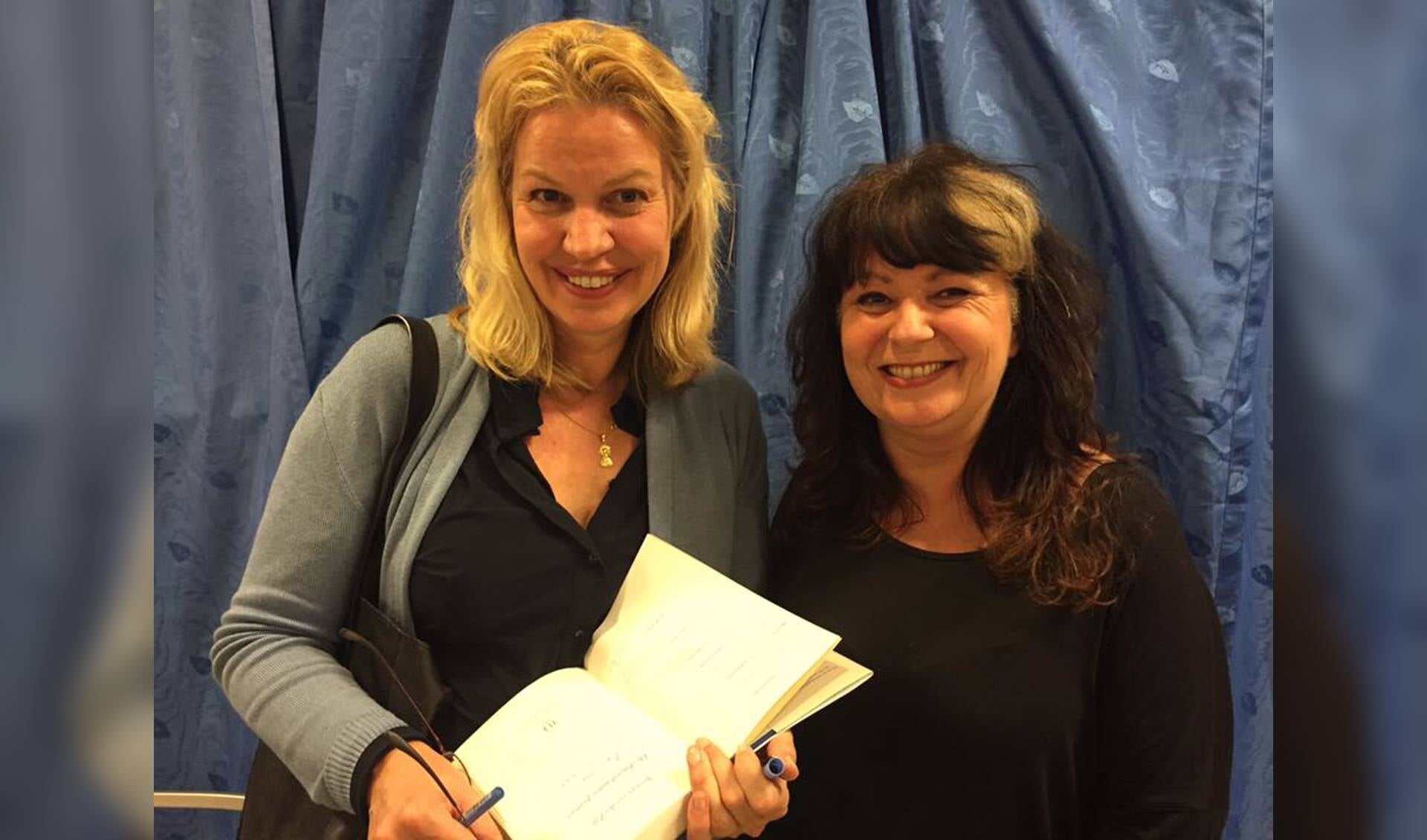 Annejet van der Zijl signeert ook een boek voor Manuela Bijl. Foto: Martijn Mastenbroek