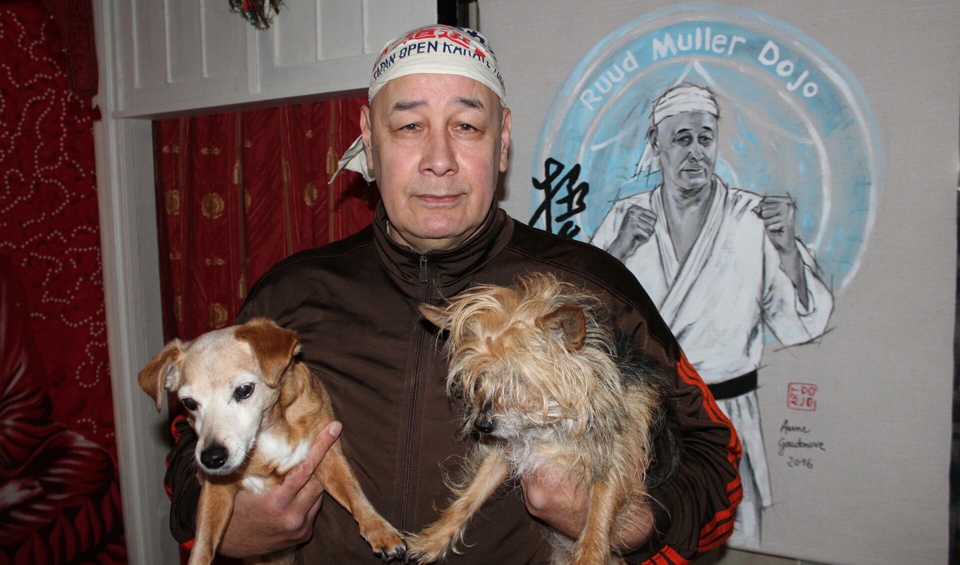 Ruud Muller met zijn twee hondjes (foto/tekst: Dick Janssen).