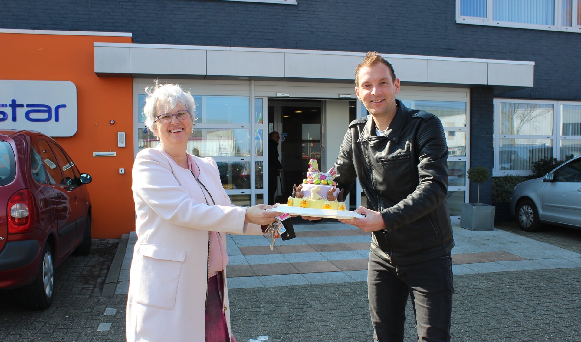 Verslaggever Martijn Mastenbroek van Telstar nam  de taart in ontvangst van Irma Scheurink.