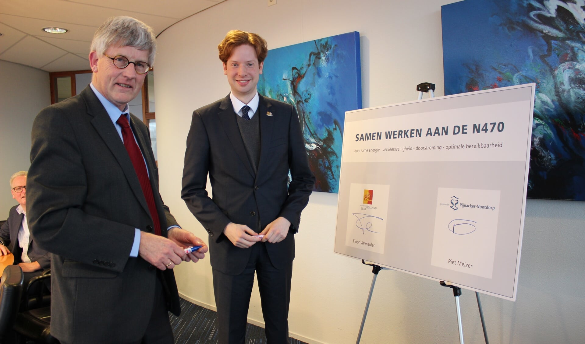 Wethouder Piet Melzer (links) van gemeente Pijnacker-Nootdorp en gedeputeerde Floor Vermeulen van provincie Zuid-Holland ondertekenden gister een convenant.