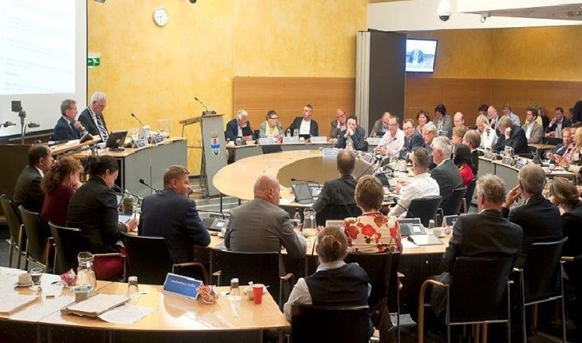 De raad bijeen in vergadering (foto: Michel Groen).