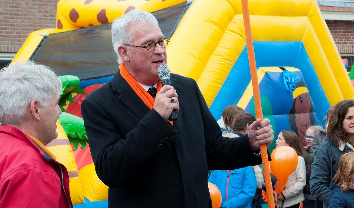 In het Oranjekwartier, dat 80 jaar bestaat, zorgde burgemeester Hans van der Sluijs voor de start van het feest (foto: Michel Groen).