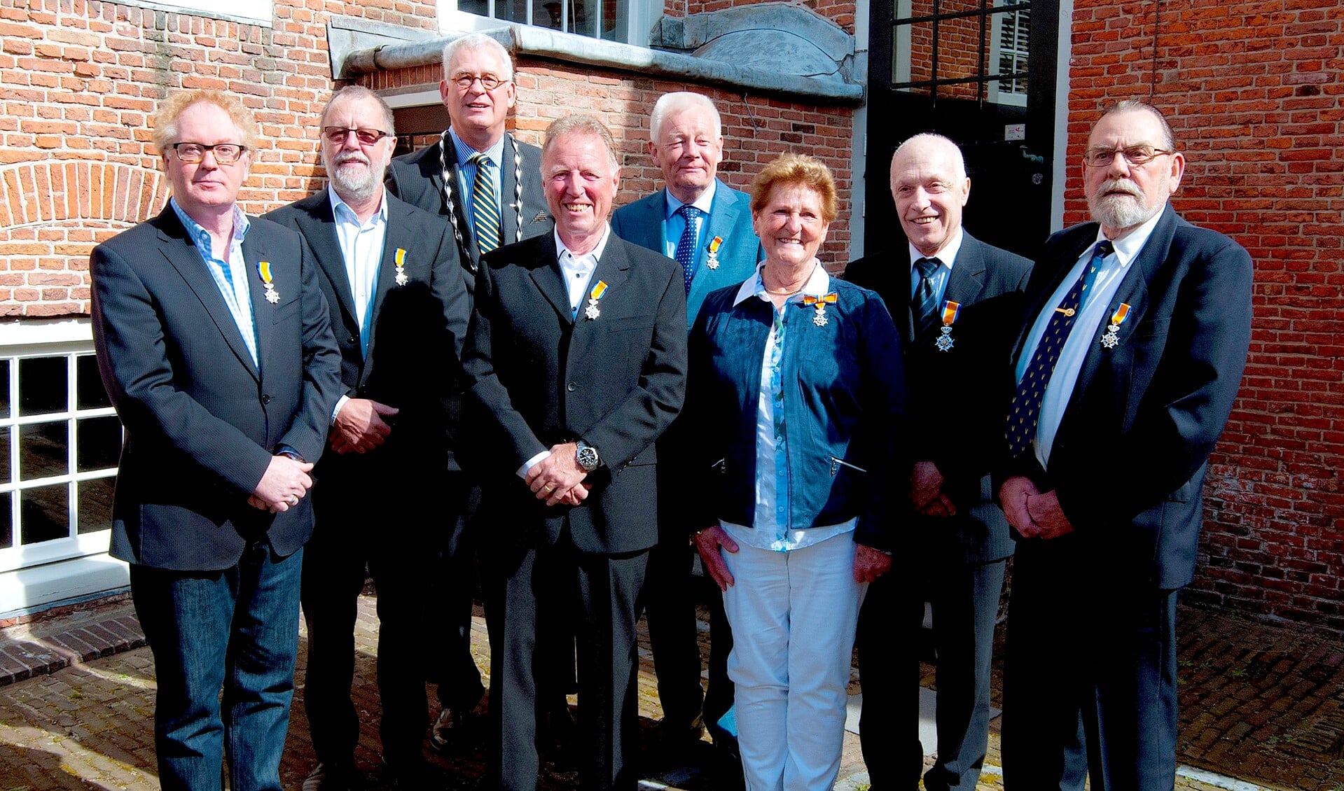 De zeven ontvangers van de Koninklijke Onderscheiding poseren traditioneel met burgemeester Hans van der Sluijs (foto: Michel Groen).
