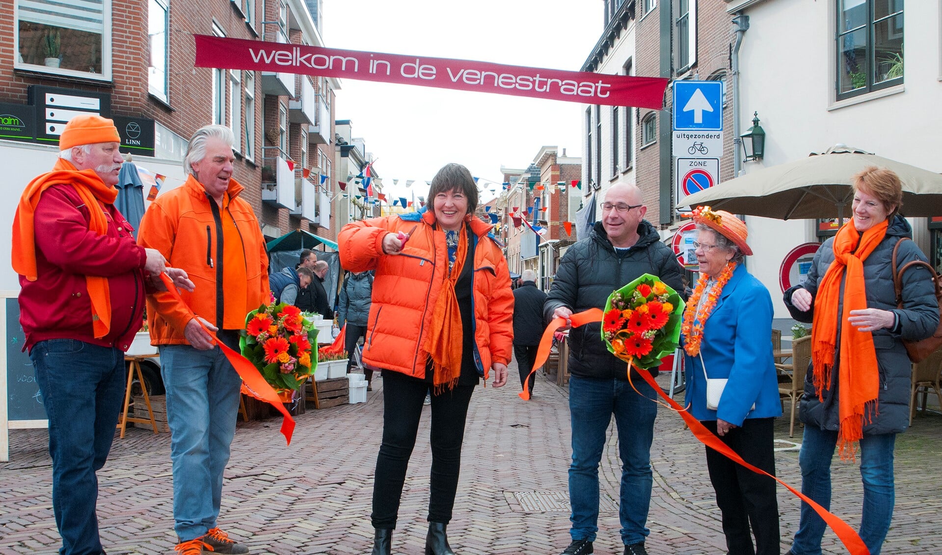 Wethouder Saskia Bruines opende de feestelijkheden in de – afgelopen jaar helemaal opgeknapte – Venestraat in Leidschendam (foto: Michel Groen).