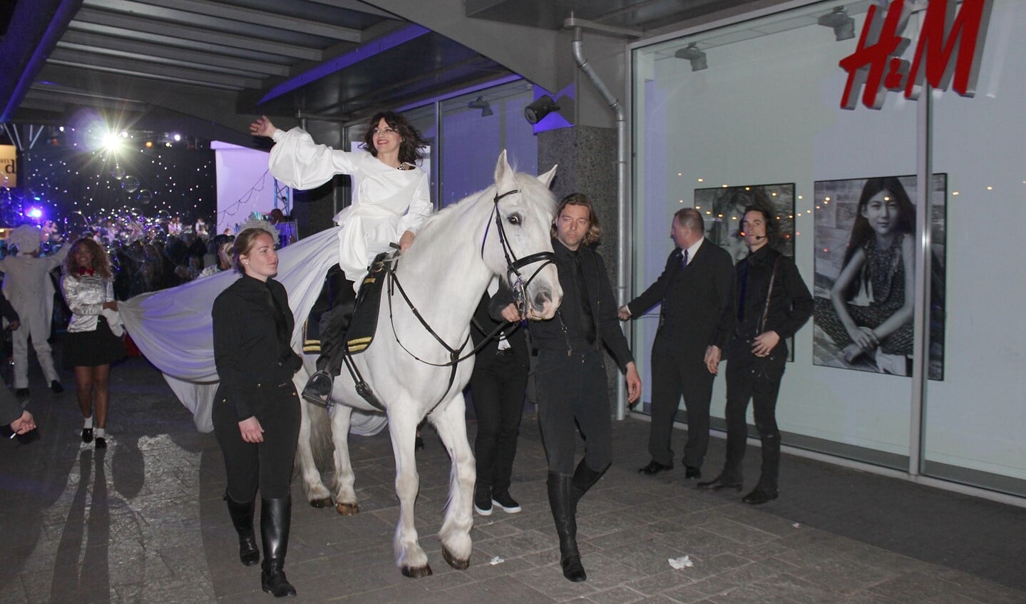 Le grand depart van de artieste op een wit paard (foto: Dick Janssen).