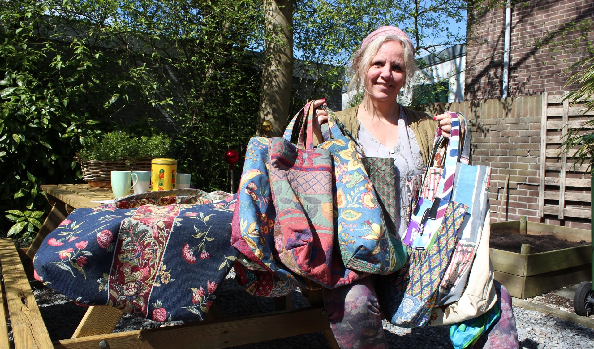 Marjolijn Schaap maakt van oude stoffen weer nieuwe duurzame tassen. Foto: Martijn Mastenbroek