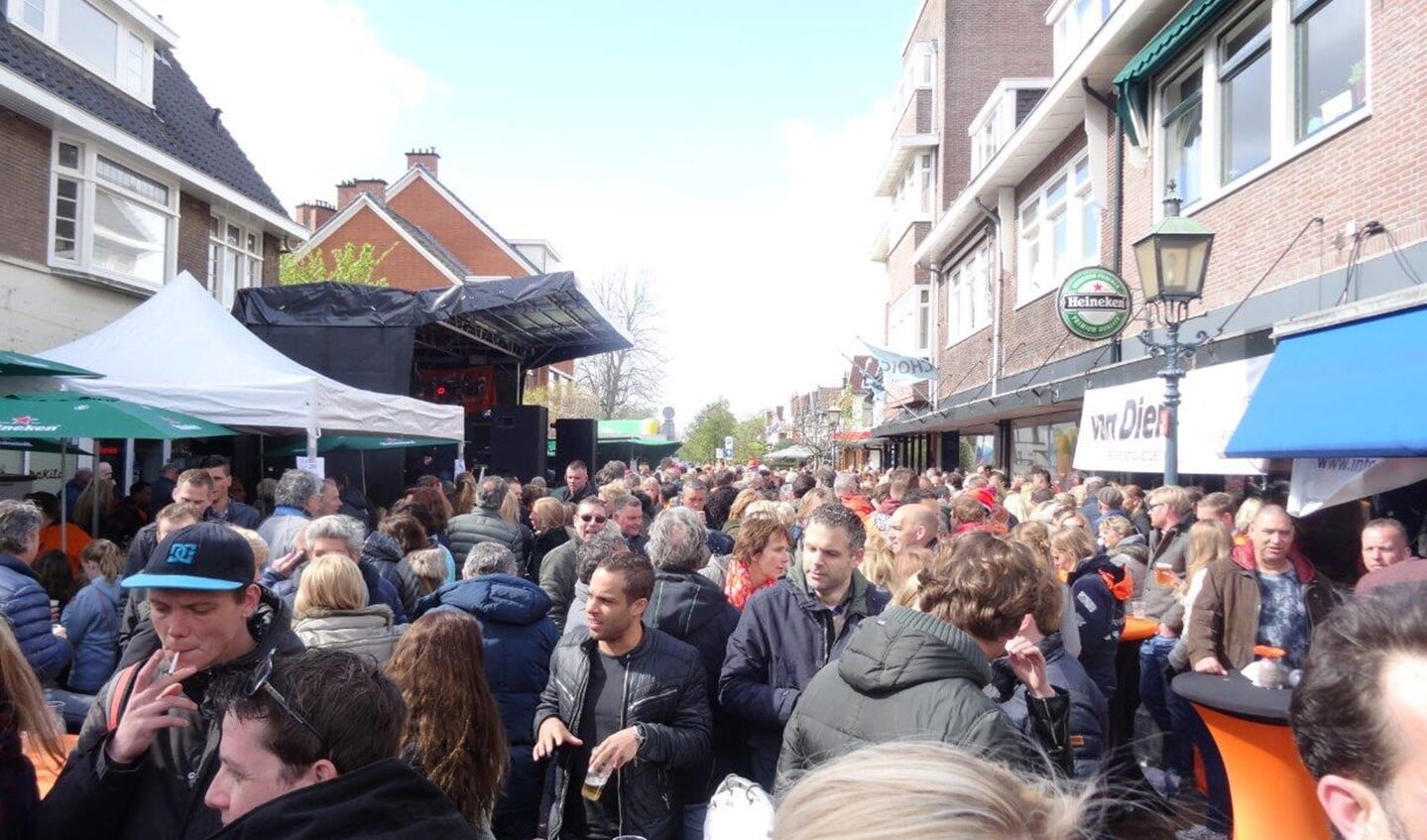 Feest in het Huygens Kwartier in Voorburg (foto: Ap de Heus).