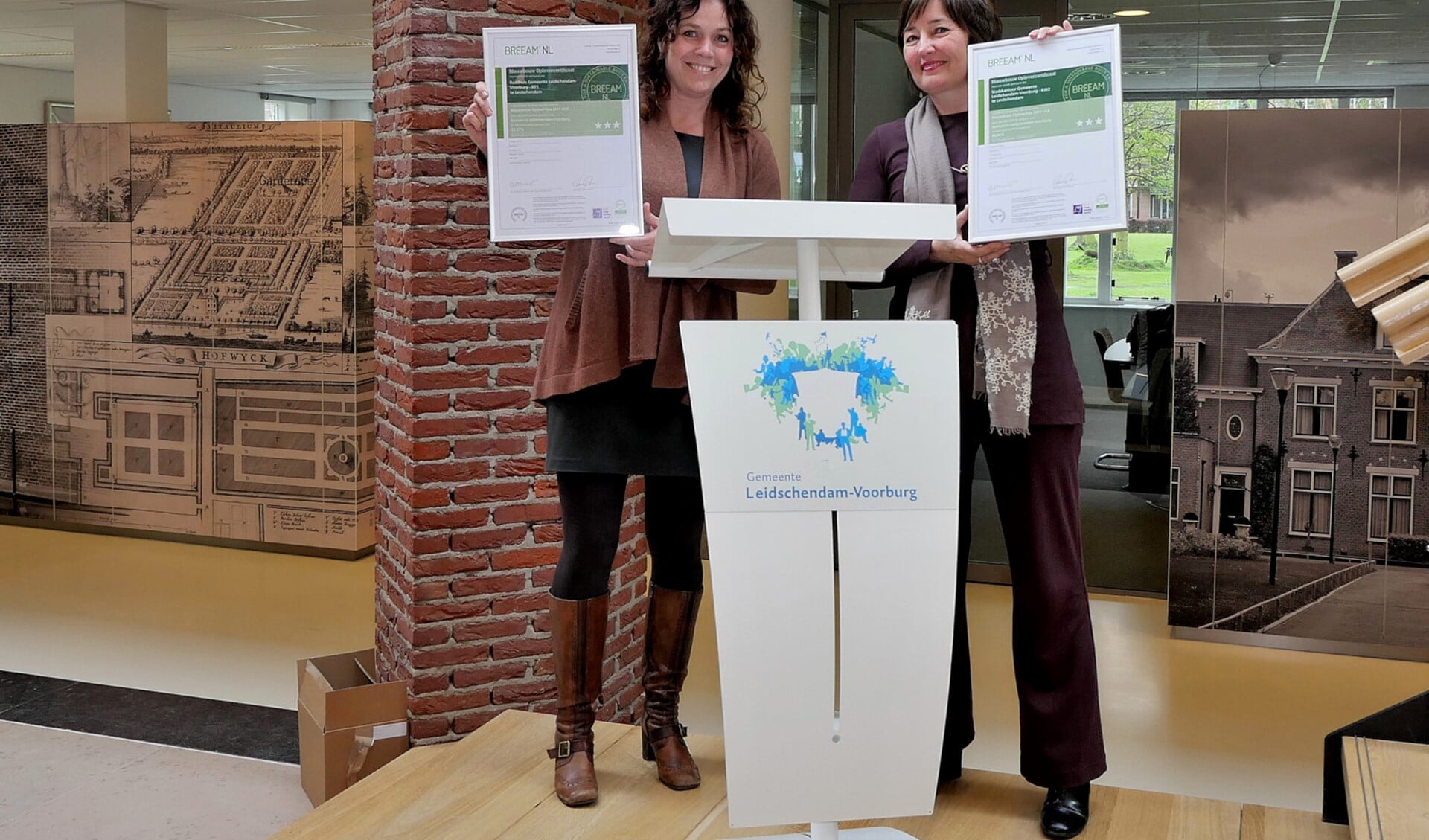 Annemarie van Doorn, directeur van de Dutch Green Building Council, reikt de certificaten uit aan wethouder Bruines (foto: Ot Douwes).
