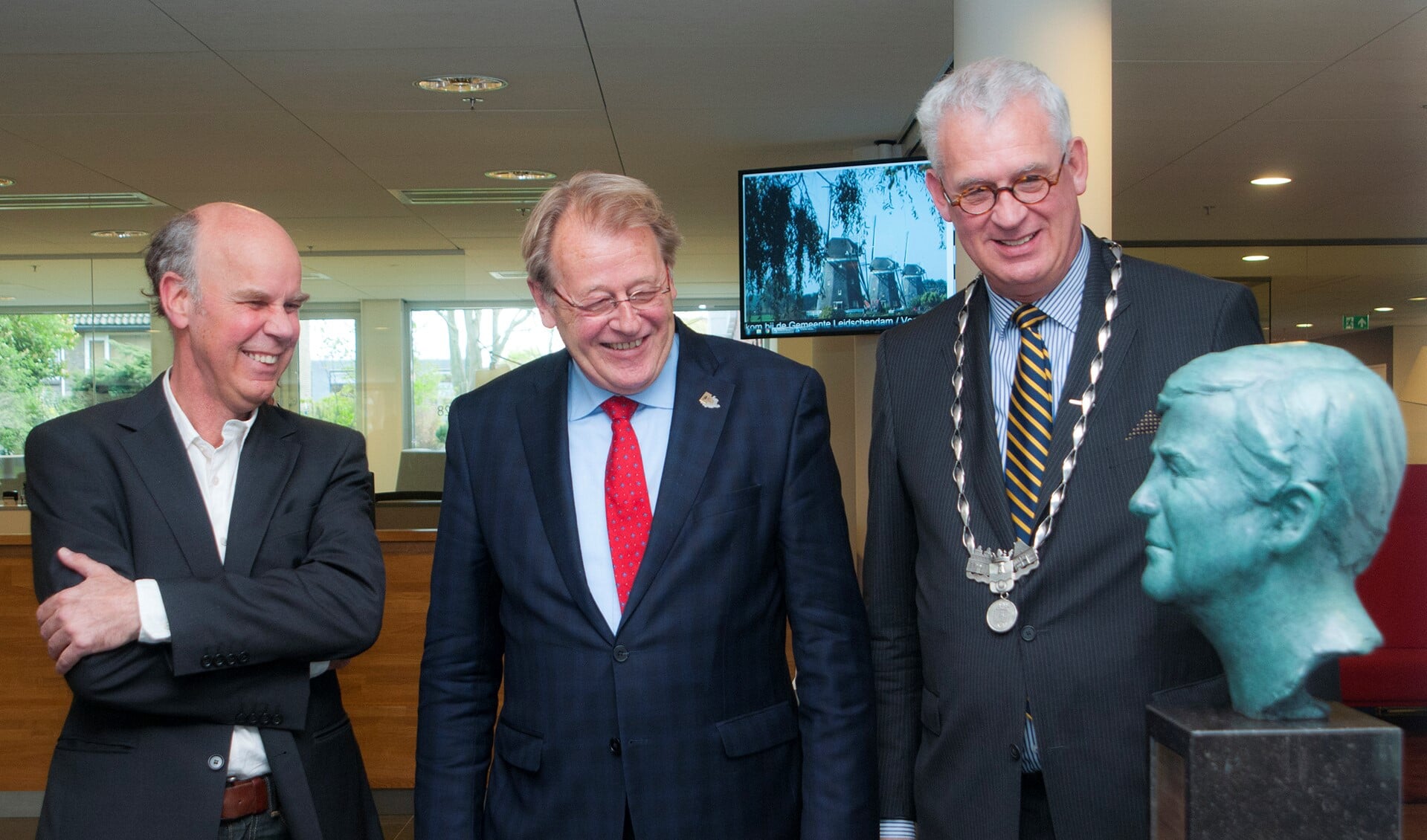 Kunstenaar Guido Sprenkels, Commissaris v.d. Koning Jaap Smit en burgemeester Hans van der Sluijs bij het beeld van Koning Willem-Alexander (foto: Michel Groen).