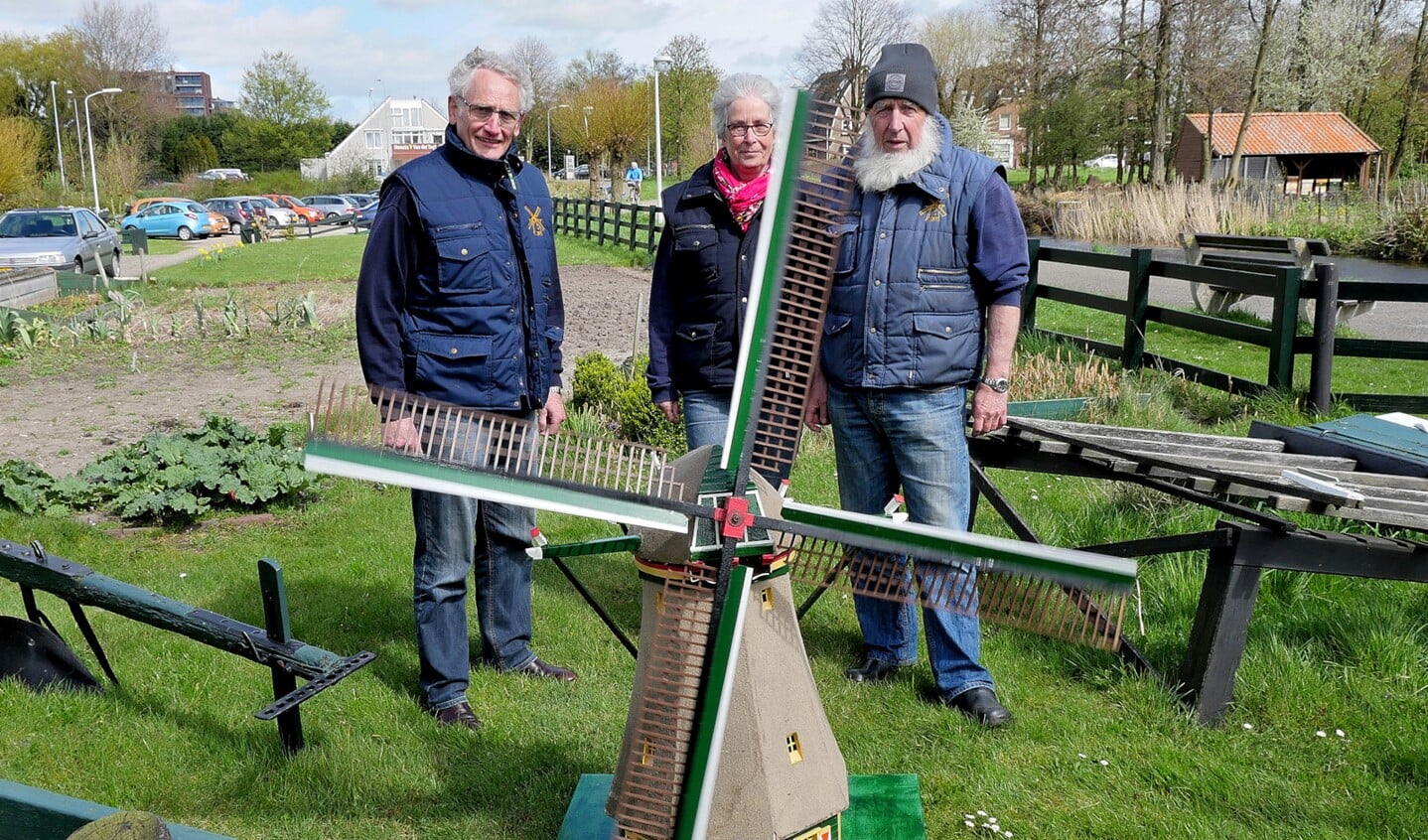Molenaar Bram Zonderop stelde het gerestaureerde schaalmodel van molen De Vlieger zelf in bedrijf, geholpen door twee vrijwilligers (foto: Ot Douwes).