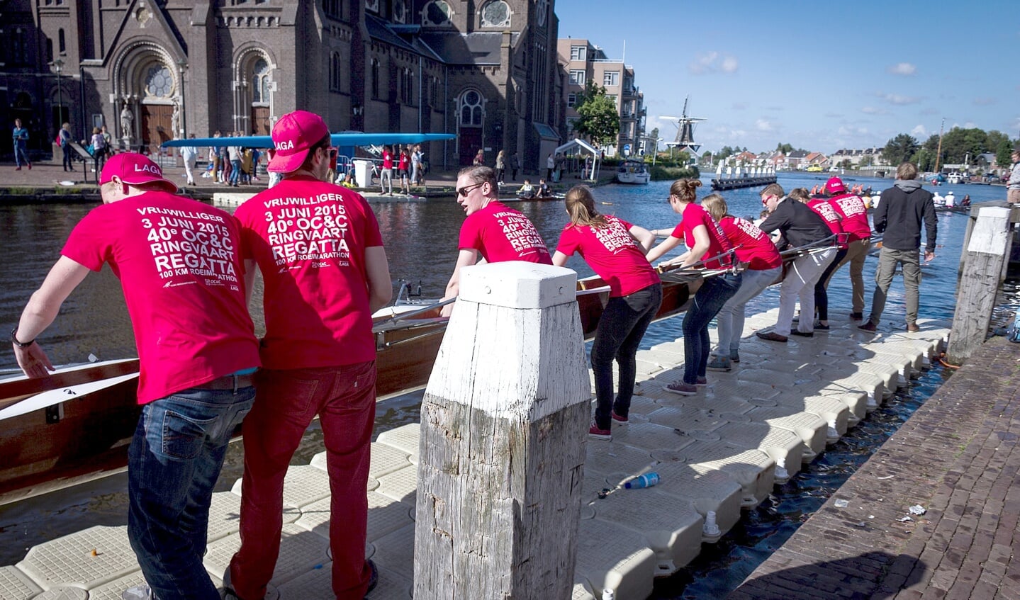 De boten van de deelnemers moeten in Leidschendam langs de sluis getild worden om de wedstrijd te kunnen vervolgen (foto: LAGA).