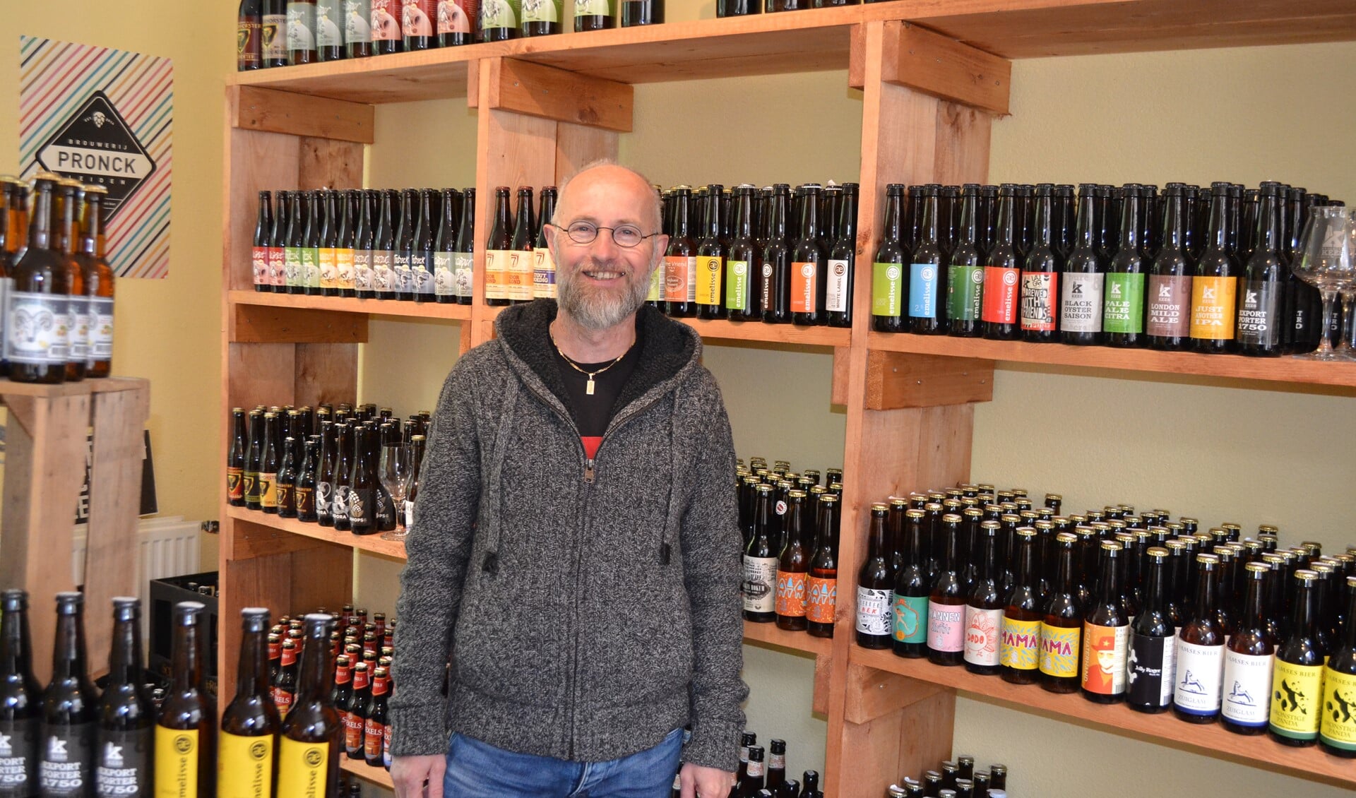 René Ginder in zijn Voorburgse Bierwinkel aan de Wielemakersslop in Voorburg (foto: Inge Koot).