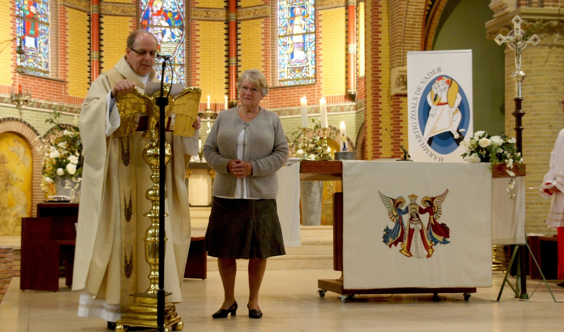 Dory Portegies ontvangt het parochiespeldje in de HH Petrus en Pauluskerk (foto: PR).
