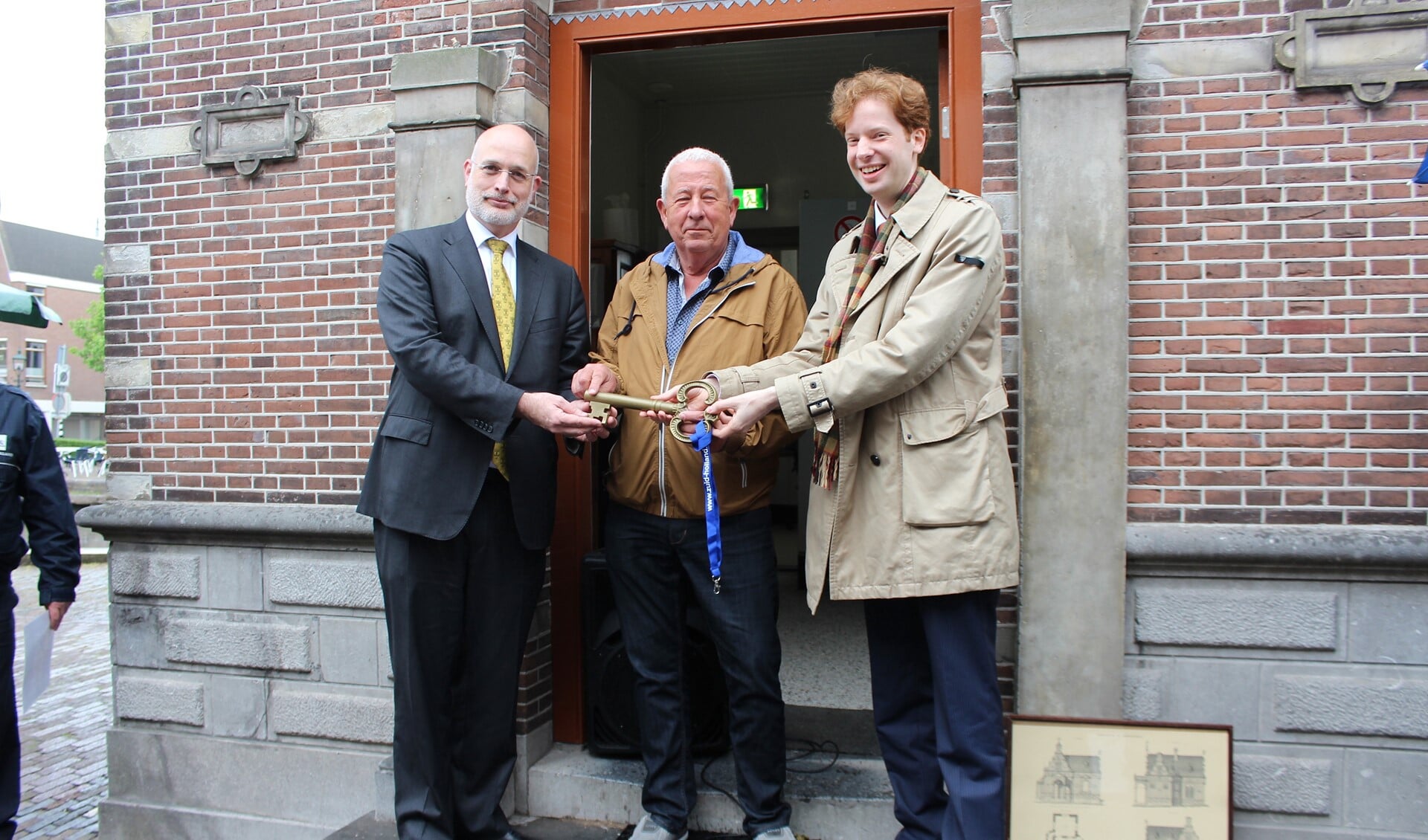 Wethouder Frank Rozenberg, sluiswachter Jan Willekes en gedeputeerde Floor Vermeulen heropenen het sluiswachtershuisje (foto: Dick Janssen).