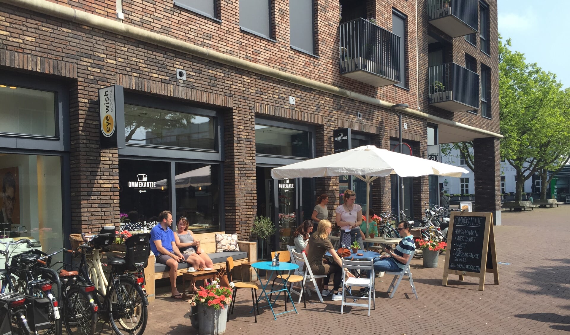 Op het terras van lunchroom het Ommekantje in Pijnacker vandaag vooralsnog genoten van heerlijk weer. Foto: Martijn Mastenbroek