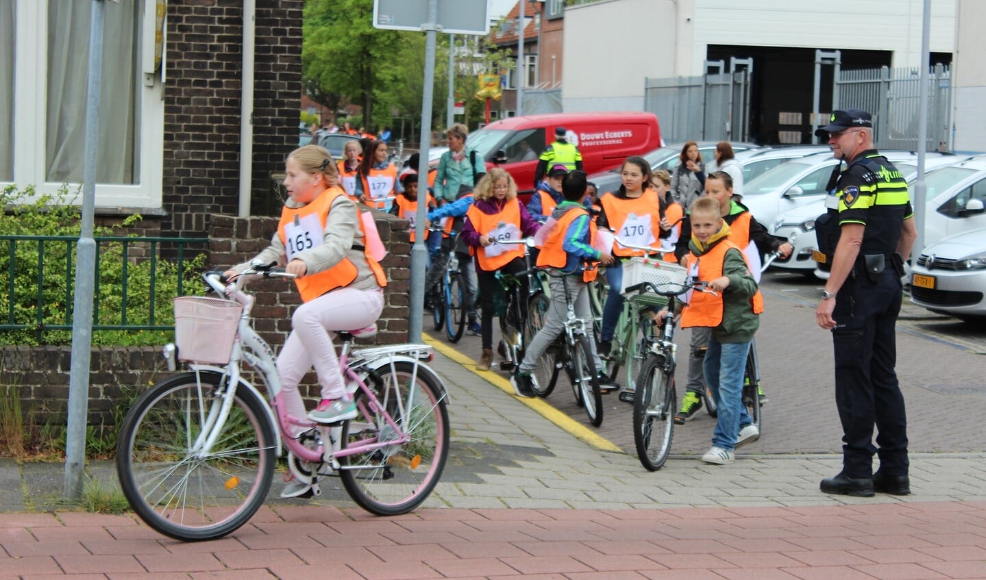 Start van basisschoolleerlingen vanuit de Lusthofschool in Voorburg (foto: Dick Janssen).